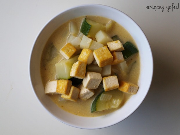 Zupa z cukinii z czerwoną pastą curry i grzankami z tofu