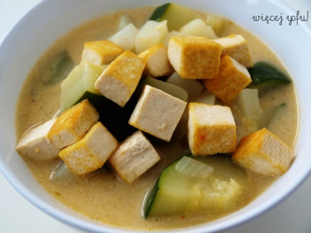 Zupa z cukinii z czerwoną pastą curry i grzankami z tofu